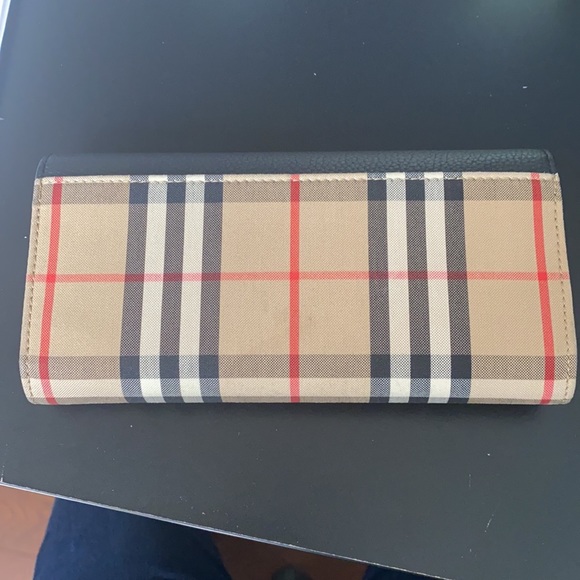 I no longer use the wallet. Basically new. - Picture 5 of 7